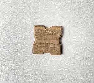 Posavasos de madera maciza de diseño moderno, posavasos decorativos de estilo japonés con aislamiento térmico, alfombrillas de forma personalizada, posavasos de madera de Acacia Natural - Product Image 1