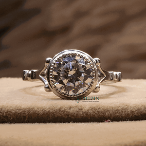 Bague de fiançailles style solitaire en diamant taillé rond pour femme - Product Image 6