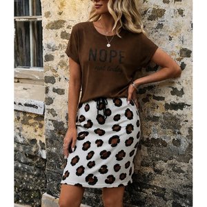 Conjunto de Dos Piezas para Mujer: Blusa de Viscosa de Manga Corta con Cuello Redondo y Falda de Scuba Estampada, 34376 - Café - Product Image 3
