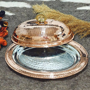 จานเสิร์ฟโลหะแนวชนบทพร้อมงานแกะสลักที่ทำด้วยมือเหมาะสำหรับบ้านที่ได้รับแรงบันดาลใจจากการใช้ชีวิตในชนบทและธีมธรรมชาติ - Product Image 1