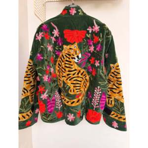 Chaqueta Verde Tigre de Terciopelo Bordada Reversible Hecha a Mano Talla Única para Mujer, Chaqueta Bomber Varsity Safari con Logotipo Personalizado - Product Image 2