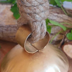 Gravure rustique vache cloches grappe fait à la main Jute corde suspendus cloches or fini pour la maison jardin extérieur décor - Product Image 4