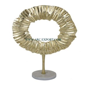 Bague plaquée or de créateur floral accrocheur artisanal et fleurs avec base en marbre blanc Sculptures décoratives pour fêtes de mariage - Product Image 2