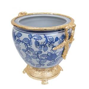 Maceta de Porcelana de Lujo con Decoración de Latón Chapado en Oro - Product Image 6