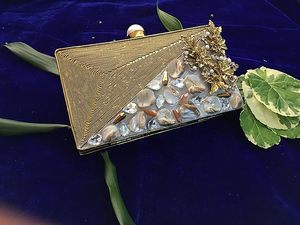 Bolso de Mano Artesanal de Nácar y Latón con Diseño Vintage Bolso de Noche Llamativo Artesanal con Forro de Terciopelo - Product Image 5