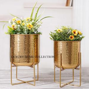 Jardinière en métal artisanale de conception premium abordable avec support compact pour les événements de cadeaux ou la décoration personnelle de l'amélioration de la maison - Product Image 1