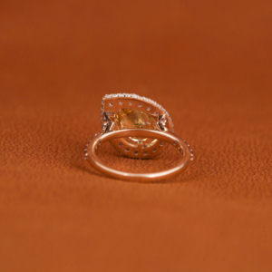 Anillo de compromiso con diamante cultivado en laboratorio con corte pera amarillo y halo de diamantes rosas redondos, piedra decorativa glamorosa, chapado en oro de 14 quilates - Product Image 5