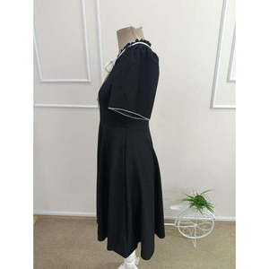 เดรสผ้าเครปมิดิแขนสั้นผูกเชือกและแต่งระบายสำหรับผู้หญิง รุ่น 35718 - สีดำ - Product Image 5