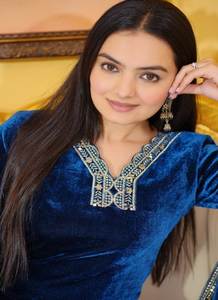 Traje De Terciopelo De Fiesta De Diseñador Con Trabajo Bordado - Product Image 5