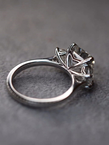 Bague de trilogie de luxe Asscher Cut avec côtés trapézoïdaux coupés à la main 4.7 carats Moissanite Bague de mariage de style célébrité faite à la main - Product Image 2