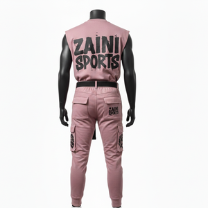 Ensemble 2 pièces pour homme : haut sans manches en molleton de coton premium 320 GSM rose poudré et pantalon cargo brodé avec logo. - Product Image 2
