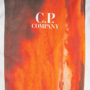 Camiseta de la Serie Artística de CP Company, 100% Algodón, 240g de Peso de Tela, Camiseta Extra Grande con Diseño de Impresión Reflectante - Product Image 2