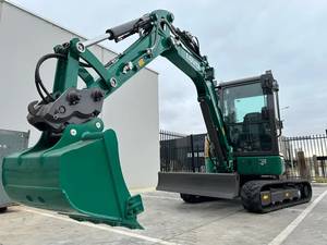 Mini-excavatrice sur chenilles LOVOL FR36F-U de 3,8 tonnes, moteur diesel Yanmar, godet de 0,12 m³, excavatrice compacte hydraulique 4x4 avec cabine climatisée - Product Image 4