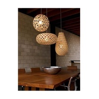 Promotion : Suspension LED carrée dorée moderne pour salon, avec abat-jour en rotin et tissu, structure métallique, lumière chaude