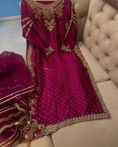 Robe punjabi indienne et pakistanaise respirante pour femmes avec perles de verre en cristal ornées, travail dabka = 2025 - Product Image 1