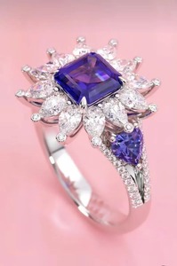 Anillo de Plata 925 con Moissanita Cultivada en Laboratorio de 2 Quilates, Corte Archer Morado y Corte Pera Blanco - Product Image 1