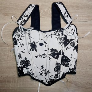 Haut corset en satin avec nœud surdimensionné Bustier à silhouette unique pour les fêtes de luxe. - Product Image 3