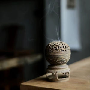 Vente en gros Brûleur Bakhoor en bois avec des détails artisanaux faits à la main, parfait pour la décoration domestique et les routines religieuses quotidiennes - Product Image 1