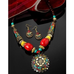 Collier en résine épaisse bleue fait à la main avec des perles d'accentuation rouge uniques, spécial Noël - Product Image 1