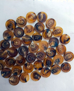 Boutons fantaisie en corne de buffle naturelle de haute qualité avec design tigre mélange de couleurs miel et rouge 1 2 3 couleurs pour vêtements pantalons chemise - Product Image 3