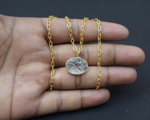 Piedra preciosa de cuarzo transparente tallada natural con forma ovalada chapada en oro de 18 quilates Regalo de diseño hecho a mano para su colgante - Product Image 6