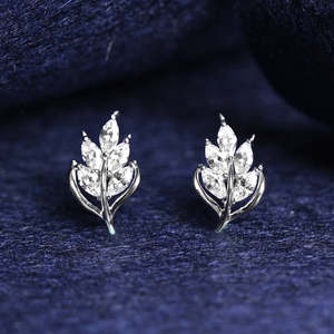 Boucles d'oreilles clous Esma en feuille d'argent plaqué or, tendance, avec diamant taille marquise et perle, idéales pour les anniversaires - Product Image 2