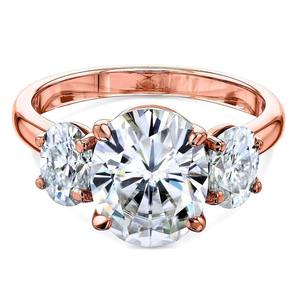 Anillo de compromiso de tres piedras con diamantes cultivados en laboratorio de corte ovalado, engastados en oro macizo y realzados con baño de rodio para un acabado brillante. - Product Image 1