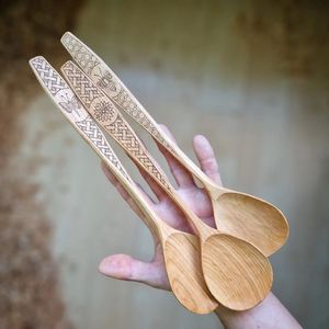 CUCHARA DE MADERA HECHA A MANO TALLA Logotipo personalizado Utensilio de cocina de madera natural Cuchara sólida de madera de acacia para cocinar - Product Image 1