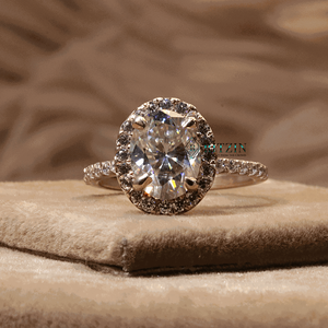 Bague de fiançailles en argent sterling avec halo de moissanite ovale et ronde et accent solitaire, sertie à griffes, pour femme - Product Image 1