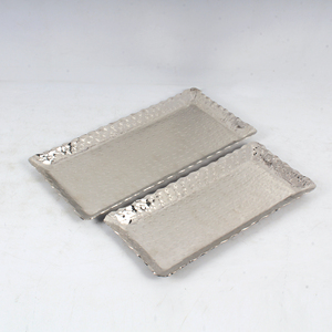 Ensemble de 2 plateaux de service en aluminium nickelé de qualité supérieure avec différentes tailles de plateau utilisées pour servir le dîner - Product Image 1