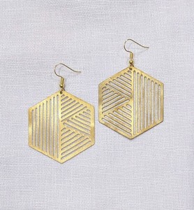 Boucles d'oreilles ethniques bohèmes en laiton antique texturé vert patiné en forme de demi-cercle avec motif géométrique de style classique - Product Image 3