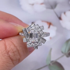 Bague de fiançailles en émeraude certifiée IGI 3.00 carats avec pierres latérales taille baguette, style unique, halo, pavé, alliance élégante - Product Image 2