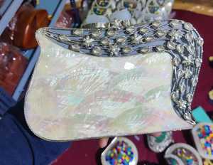 Dompet resin buatan kustom dengan pola yang kompleks termasuk casing kuningan ideal untuk dijual kembali oleh tas dan toko aksesori mode
