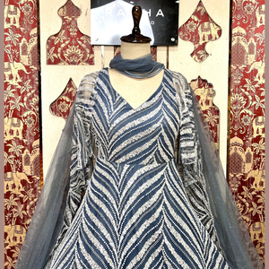 ชุดกาวน์สีเทาสไตล์สเปนพร้อมด้วยลูกปัดและงานเลื่อมที่เหมาะสำหรับโอกาสพิเศษจากอินเดียในราคาขายส่ง - Product Image 2