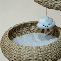 Arbre à chat à 2 niveaux en rotin naturel avec poteau à gratter en sisal, lit pour chat à structure en bois robuste avec coussin moelleux et jouet suspendu en forme de nuage
