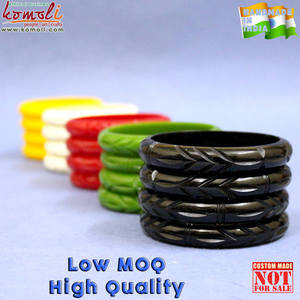 Bracelets minces en résine sculptée de couleurs unies bijoux vintage indiens faits à la main de qualité supérieure vente en gros - Product Image 6
