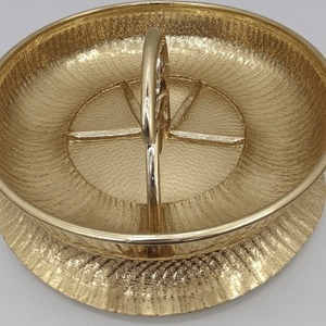 Serveur décoratif de fruits secs en aluminium avec trois bols en forme de feuille interconnectés en finition dorée créé pour les intérieurs de salle à manger élégants - Product Image 3