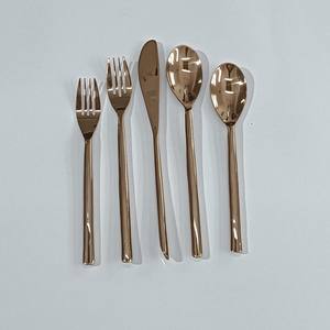 Cubiertos de Boda Hechos a Mano de Acero Inoxidable, Juego de Cuchara y Tenedor con Mango Cuadrado Chapado en Oro Rosa PVD - Product Image 4