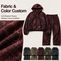Conjunto de Sudadera con Capucha y Cremallera Completa IKDEER para Hombre, Estampado Abstracto Borgoña, Pantalones Anchos para Lookbook de Estudio, Lanzamiento de Marca