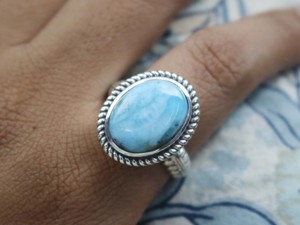 Anillo Grueso Hecho a Mano de Plata de Ley 925 con Piedra Preciosa Ovalada de Larimar Natural para Mamá - Product Image 5