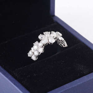 แหวนเงินแท้ 925 ประดับมอสซาไนต์ ดีไซน์ดอกไม้ ชุบโรเดียม ฝังแบบ Pave  งานออกแบบเฉพาะ  ของขวัญสำหรับงานหมั้นและงานแต่งงาน  เครื่องประดับชั้นดี - Product Image 3