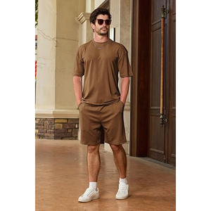 Ensemble d'entraînement élégant pour hommes T-shirt et short assortis pour les activités sportives de course à pied ou de week-end - Product Image 2
