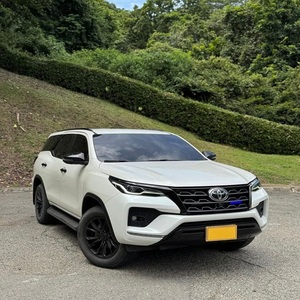 รถ SUV ไฮแลนเดอร์ ฟอร์จูนเนอร์ รุ่นทันสมัย ขับเคลื่อนสี่ล้อ เกียร์ธรรมดา เบาะหนัง - Product Image 1