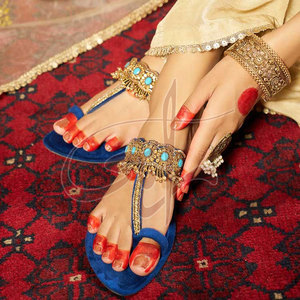 Kolhapuri para Mujer, Color Azul Oscuro, Adornado con Finos Detalles Hechos a Mano, Adornos Intrincados, Borlas Elegantes, Antideslizante - Product Image 4