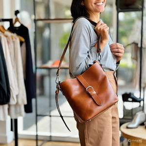 Sac à bandoulière minimaliste en cuir véritable de style vintage pour femme Sac seau durable et polyvalent avec fermeture à glissière avec chaînes et boutons - Product Image 1