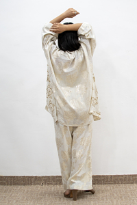 Ensemble de vêtements de détente mi-long en blanc et or avec motif floral, taille naturelle, cardigan kimono brodé et pantalon assorti - Product Image 4
