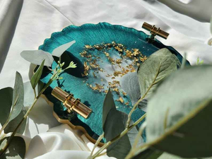 Plateau de service en résine coulée à la main avec des motifs créatifs audacieux, idéal pour la mise en scène de la maison, des repas élégants ou comme cadeau par Decor World Expo - Product Image 4