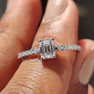 แหวนเพชรเลี้ยงในห้องปฏิบัติการทรงหรูหรา ประดับด้วยพลอยทรงกลม เหมาะสำหรับงานหมั้นและการสวมใส่ในชีวิตประจำวันที่เหนือกาลเวลา จากประเทศอินเดีย - Product Image 1