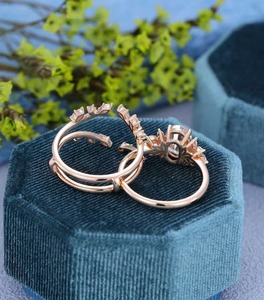 Conjunto de anillo de compromiso de diamante de moissanita de corte ovalado completamente blanco Diseño único Anillo hermoso El mejor regalo de compromiso para ella - Product Image 5