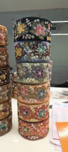 Venta al por mayor de tela de encaje bordado para la decoración de vestidos y prendas de vestir de lujo de encaje bordado para vestidos de novia y velos - Product Image 5